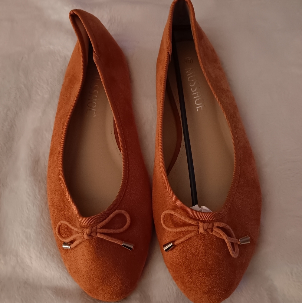 Ladies Carmel color FLATS SIZE 10 wide new